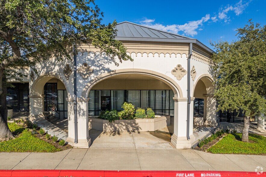 More Photos Of 900 W Airport Fwy, Hurst Unknown For Lease