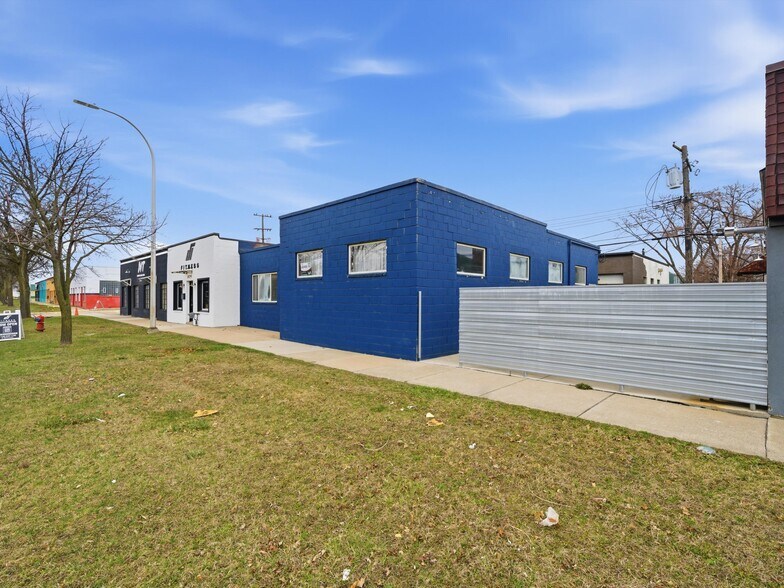 More Photos Of 828 W 14 Mile Rd, Clawson Warehouse For Lease