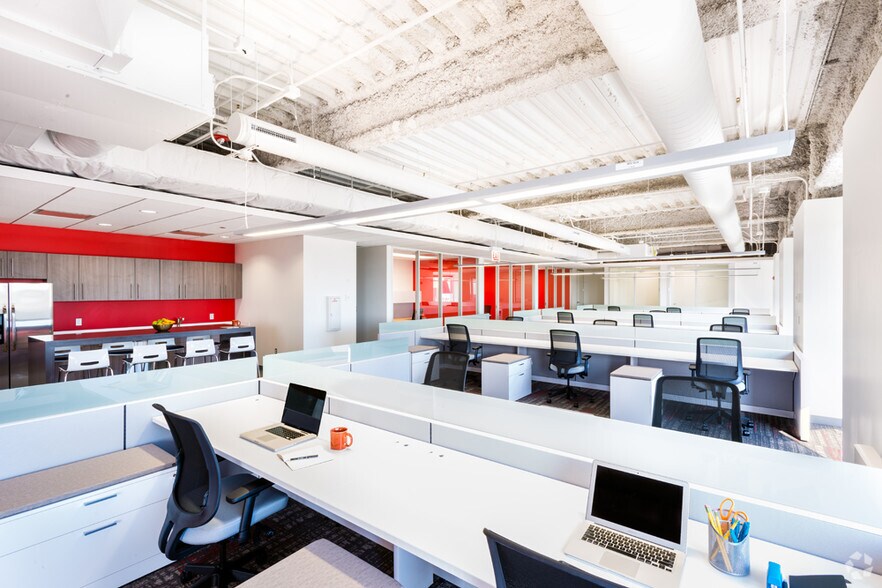 More Photos Of 425 S Financial Pl, Chicago Office For Lease