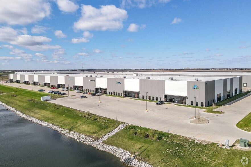 More Photos Of 200 SE 37th St, Grimes Distribution For Lease