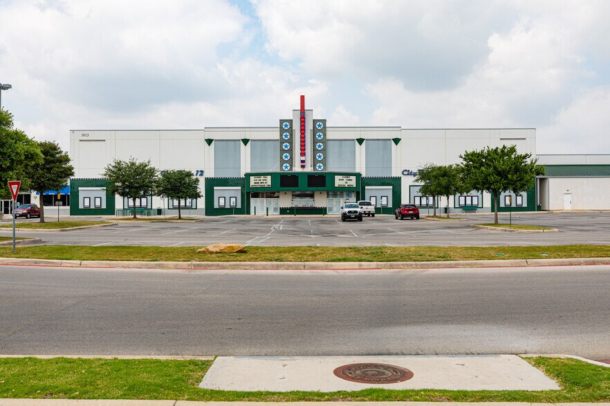 More Photos Of 2515 SE Military Dr, San Antonio General Retail For Sale
