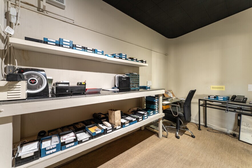 More Photos Of 13831 Ventura Blvd, Sherman Oaks Storefront For Sale