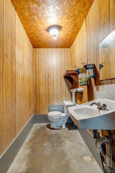 More Photos Of 805 Elm St, Bastrop Distribution For Sale