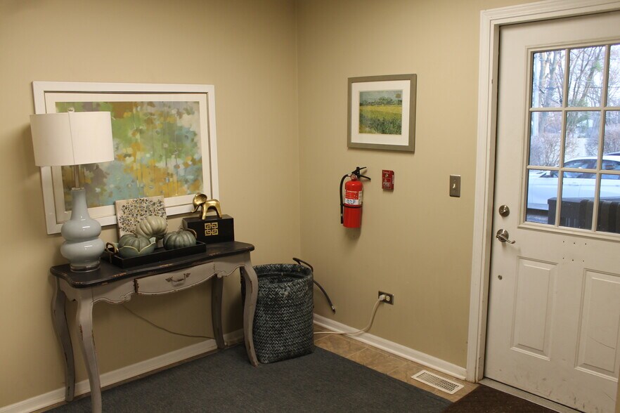 More Photos Of 410 E State St, Geneva Office For Lease
