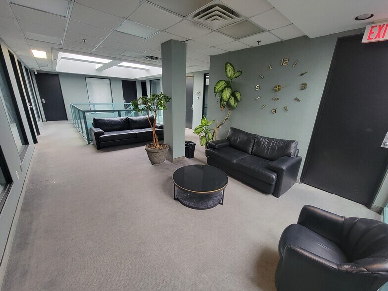 More Photos Of 70 E Beaver Creek Rd, Richmond Hill Light Distribution For Sale