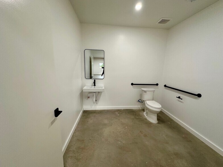 More Photos Of 10020 Darden Hill Rd, Austin Light Distribution For Sale
