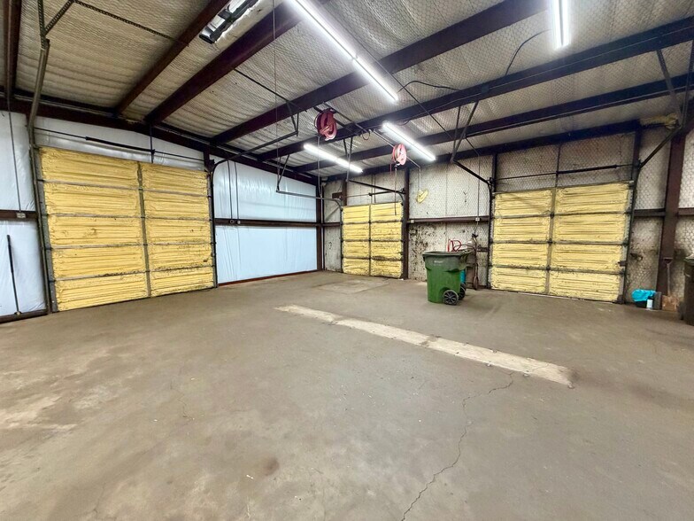 More Photos Of 2000 E Murchison St, Palestine Light Manufacturing For Sale