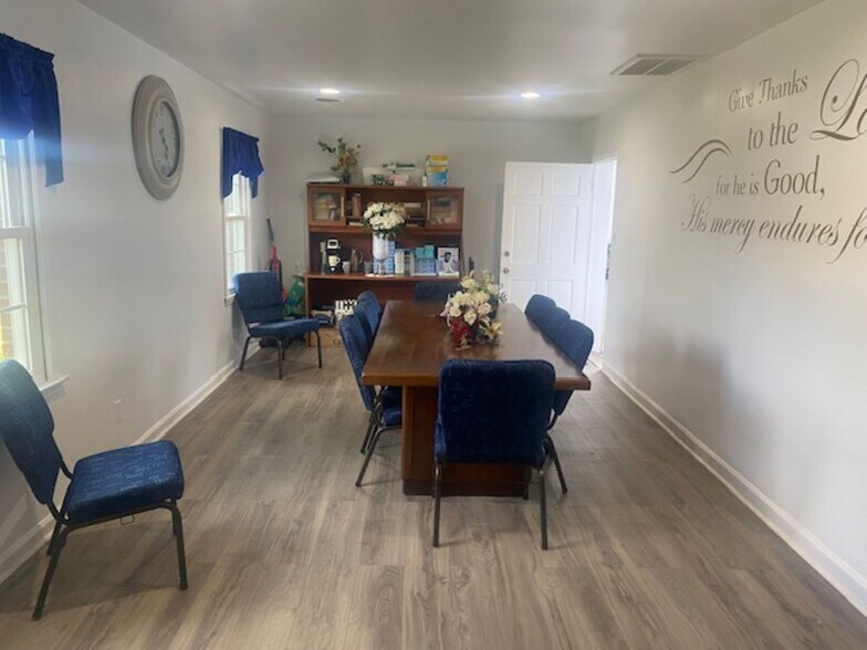 More Photos Of 109 Fontaine Dr, Ridgeway Funeral Home For Sale