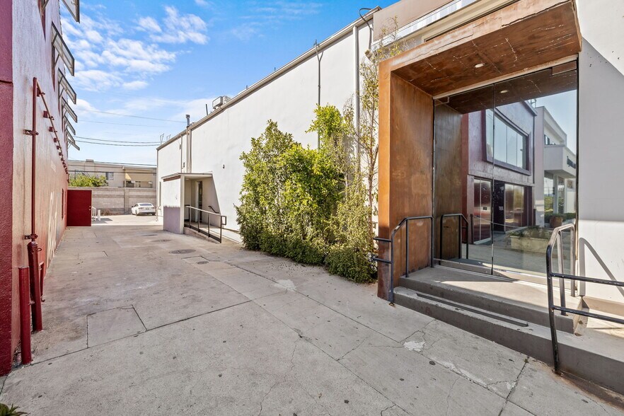 More Photos Of 861 N La Cienega Blvd, Los Angeles Restaurant For Lease