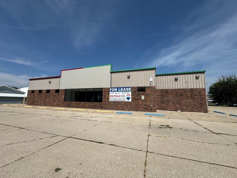 More Photos Of 109 E Clark St, La Plata Freestanding For Lease