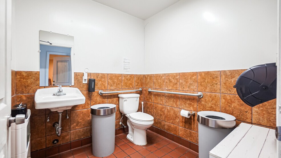 More Photos Of 10300 S Inglewood Ave, Inglewood Freestanding For Sale