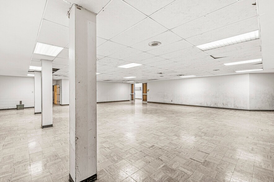 More Photos Of 101 S Anderson St, Elwood Restaurant For Sale