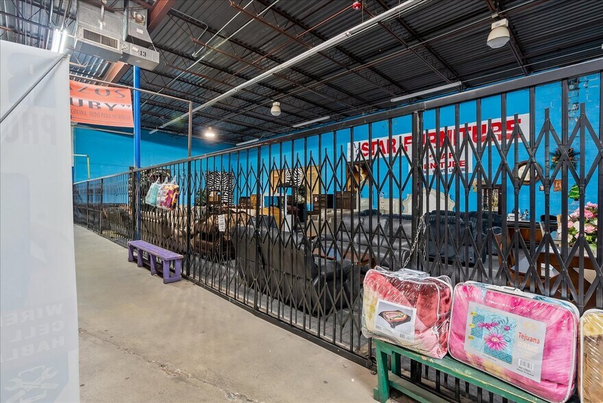 More Photos Of 318 E Long Ave, Fort Worth General Retail For Sale