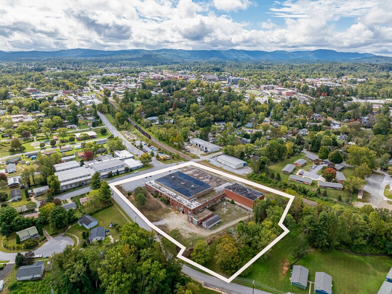 More Photos Of 701 Oriole Dr, Hendersonville Warehouse For Sale