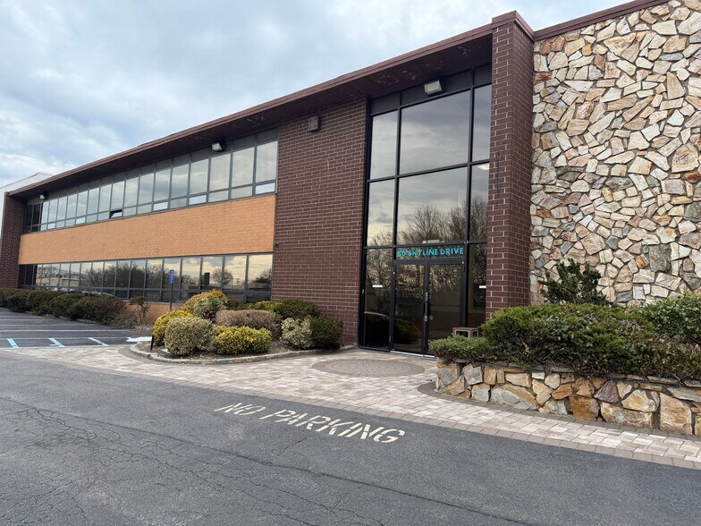 More Photos Of 80 Skyline Dr, Plainview Research And Development For Lease