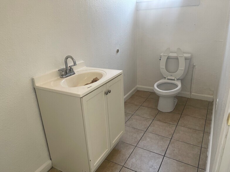 More Photos Of 172 N Main St, Porterville Freestanding For Lease