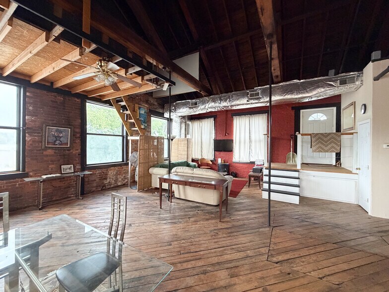 More Photos Of 47 Billard St, Meriden Showroom For Sale