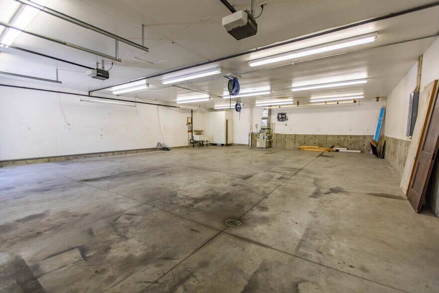 More Photos Of 308 S Montgomery St, Dodgeville Warehouse For Sale