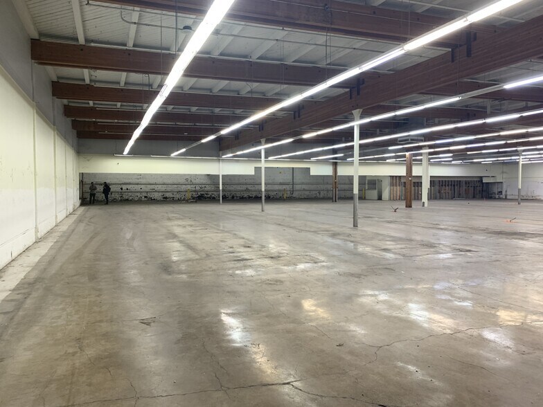 More Photos Of 299 D St NE, Salem Supermarket For Sale