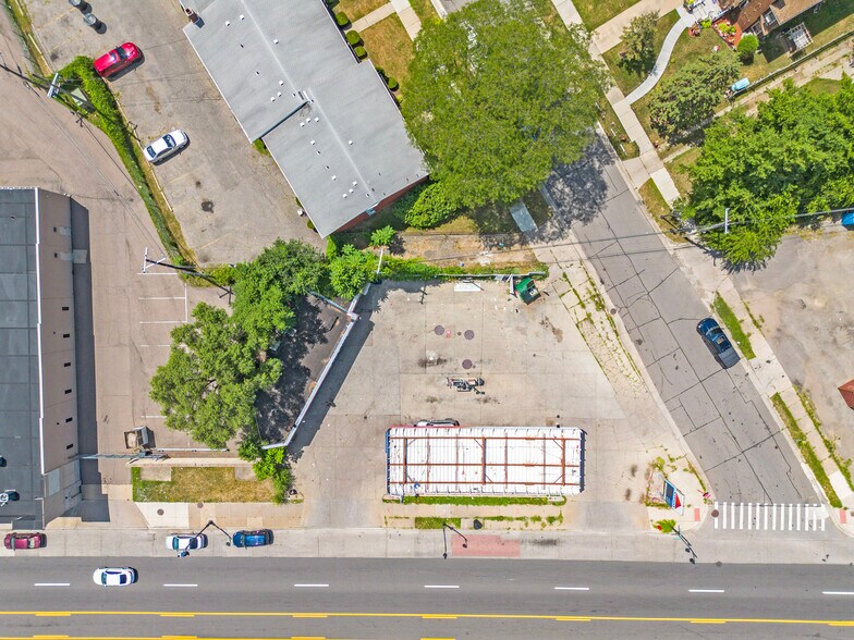 More Photos Of 17537 Grand River Ave, Detroit Service Station For Sale