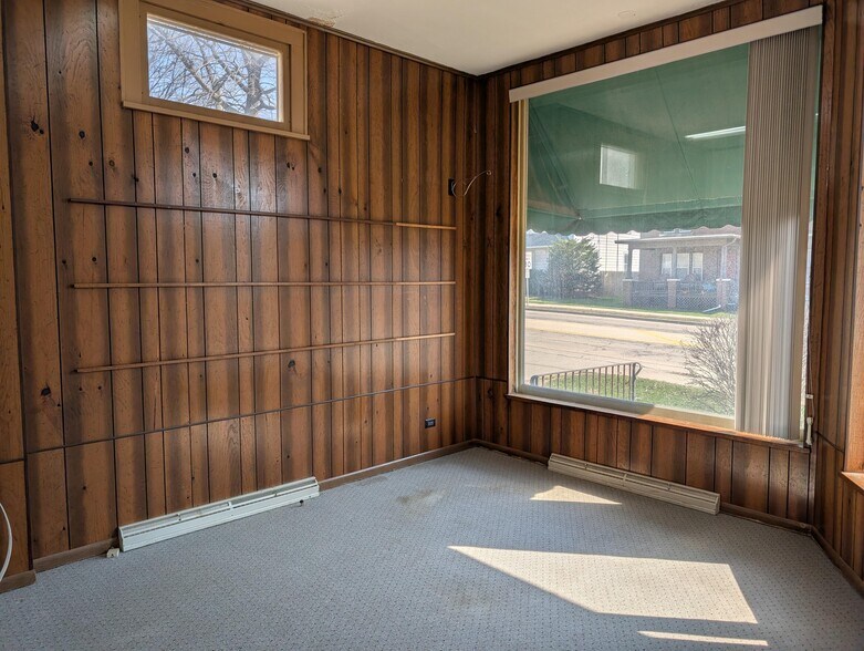 More Photos Of 404 N West Ave, Freeport Office For Sale