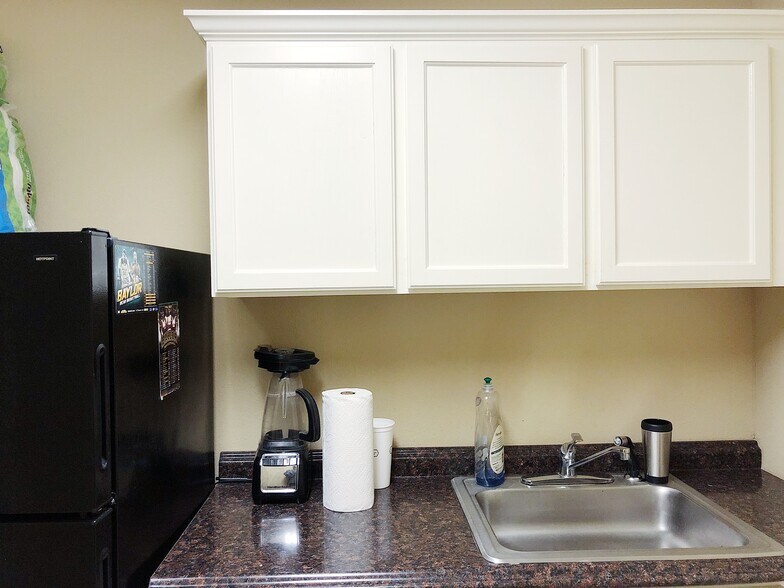 More Photos Of 815-817 Lake Air Dr, Waco Office For Lease