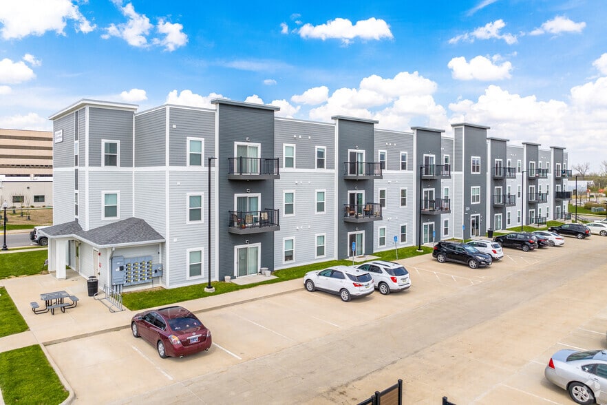 Primary Photo Of 320 W 3rd St N, Newton Apartments For Sale