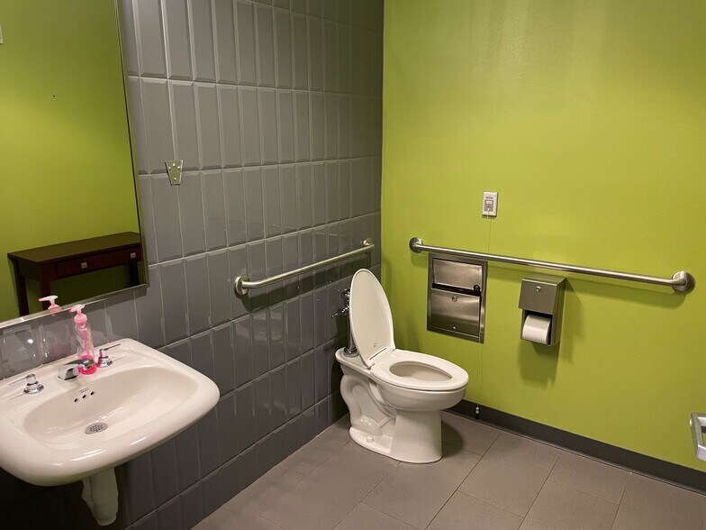 More Photos Of 3187 Paluxy Dr, Tyler Office For Sale