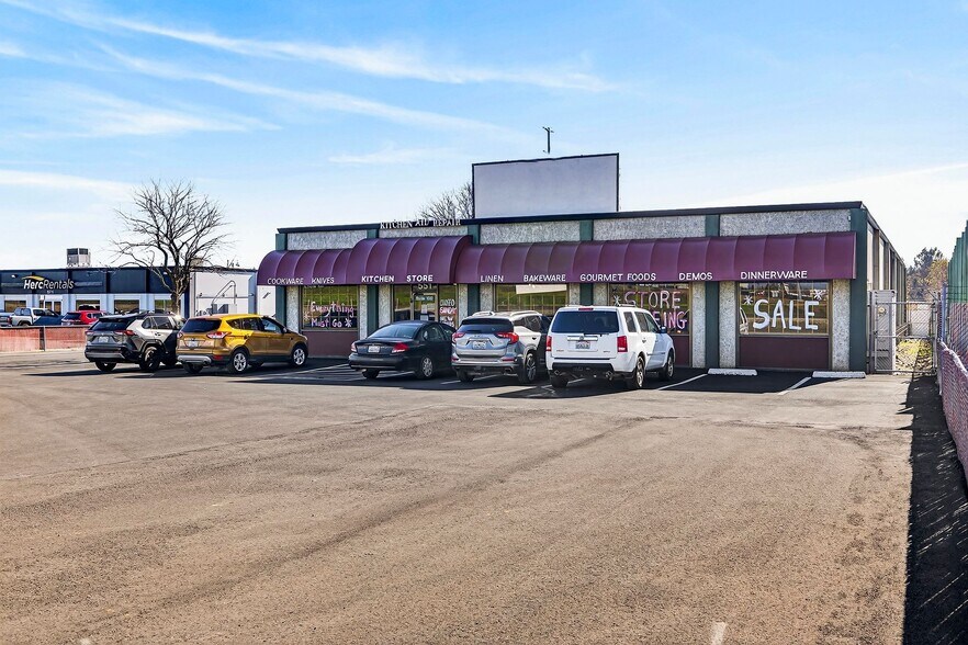 More Photos Of 551 Country Dr, Chico Showroom For Lease