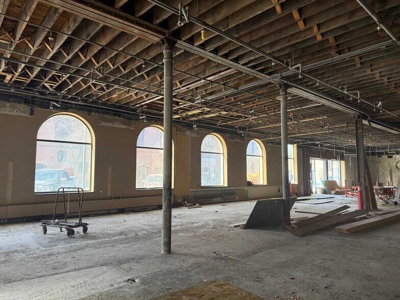 More Photos Of 103 Lincolnway, Valparaiso Storefront Retail Office For Lease