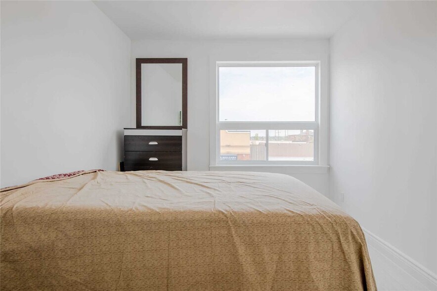 More Photos Of 62 Dunlop St W, Barrie Storefront Retail Residential For Sale