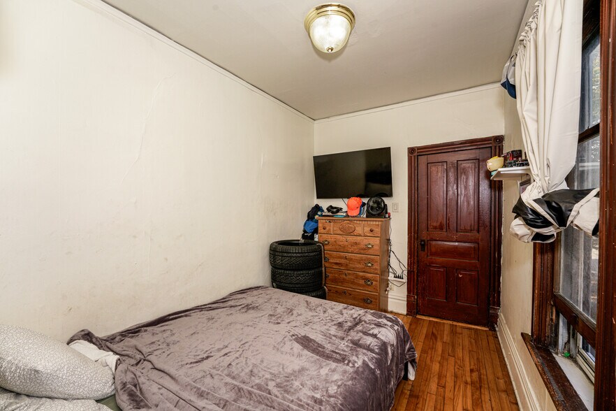 More Photos Of 1825 N Astor St, Milwaukee Multifamily For Sale