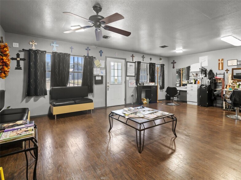 More Photos Of 208 W 1st Ave, Corsicana General Retail For Sale