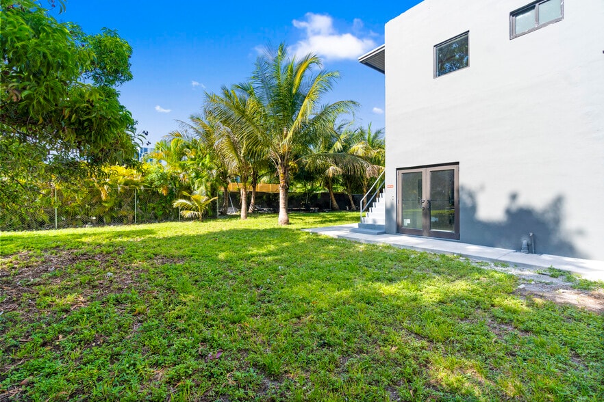 More Photos Of 216 NW 11th St, Miami General Retail For Lease