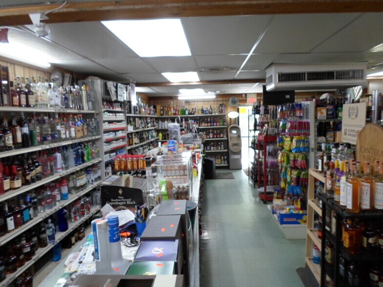 More Photos Of 41 N Conklin Rd, Lake Orion General Retail For Sale