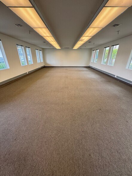 More Photos Of 819 Mitten Rd, Burlingame Office For Lease