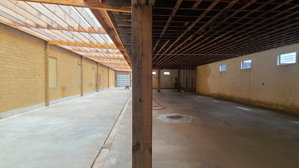 More Photos Of 201 6th St. N, Texas City Light Manufacturing For Sale