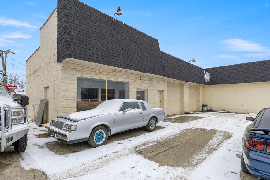 More Photos Of 17310 E 9 Mile Rd, Eastpointe Freestanding For Sale