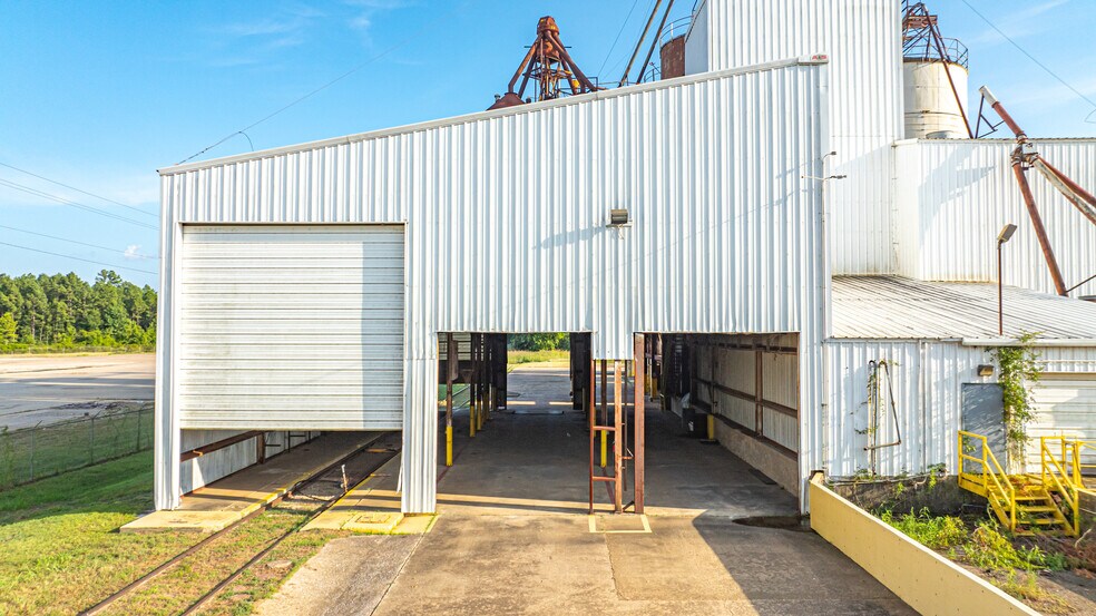 More Photos Of 220 Progress Blvd, Longview Warehouse For Lease