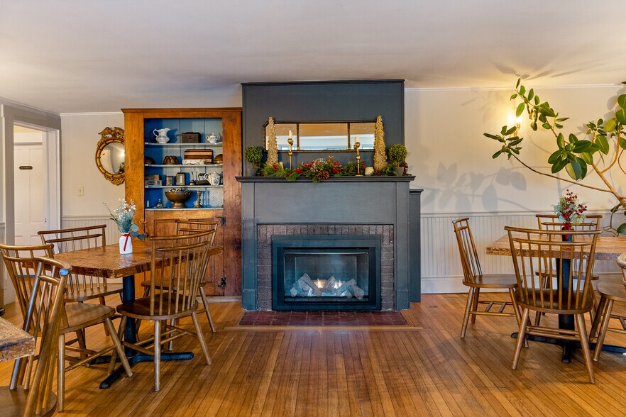 More Photos Of 54 Red Clover Ln, Mendon Hotel For Sale