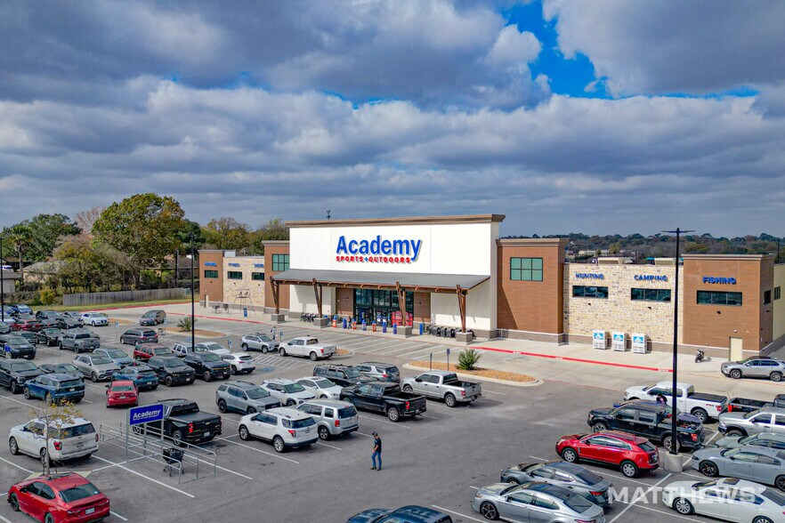 More Photos Of 1041 Nolan St, Brenham General Retail For Sale