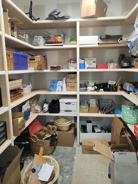 More Photos Of 63 Schinger Ave, Ridgeland Light Distribution For Lease