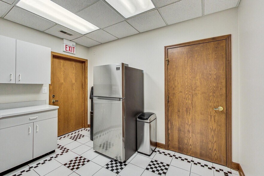 More Photos Of 28085 N Ashley Cir, Libertyville Medical For Sale