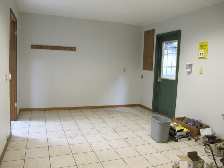 More Photos Of 713 E Main St, Waukon Manufacturing For Sale