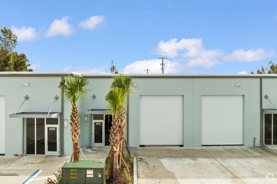 More Photos Of 3931 SE Commerce Ave, Stuart Warehouse For Lease