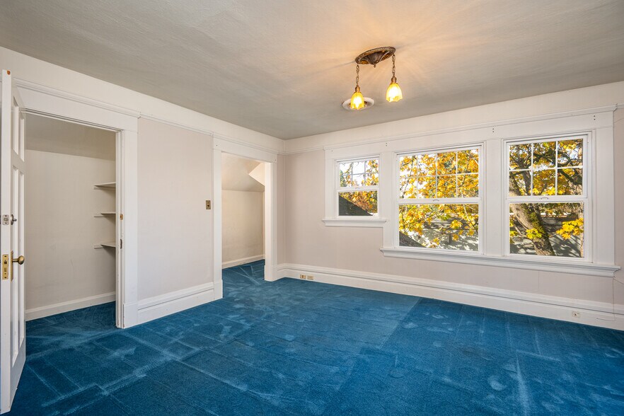 More Photos Of 990 W 7th Ave, Eugene Office For Sale