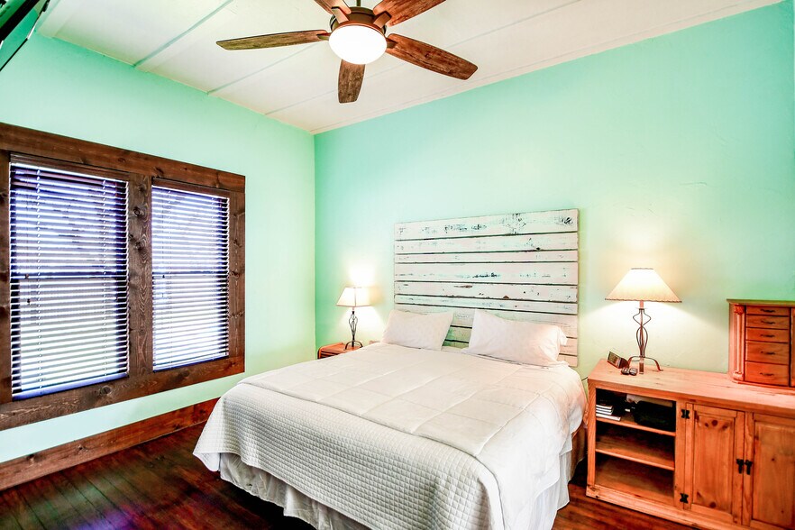 More Photos Of 512 N Travis St, Granbury Hospitality For Sale