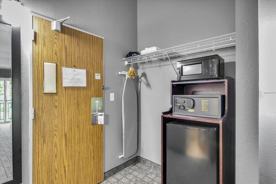 More Photos Of 1907 N Cunningham Ave, Urbana Hotel For Sale