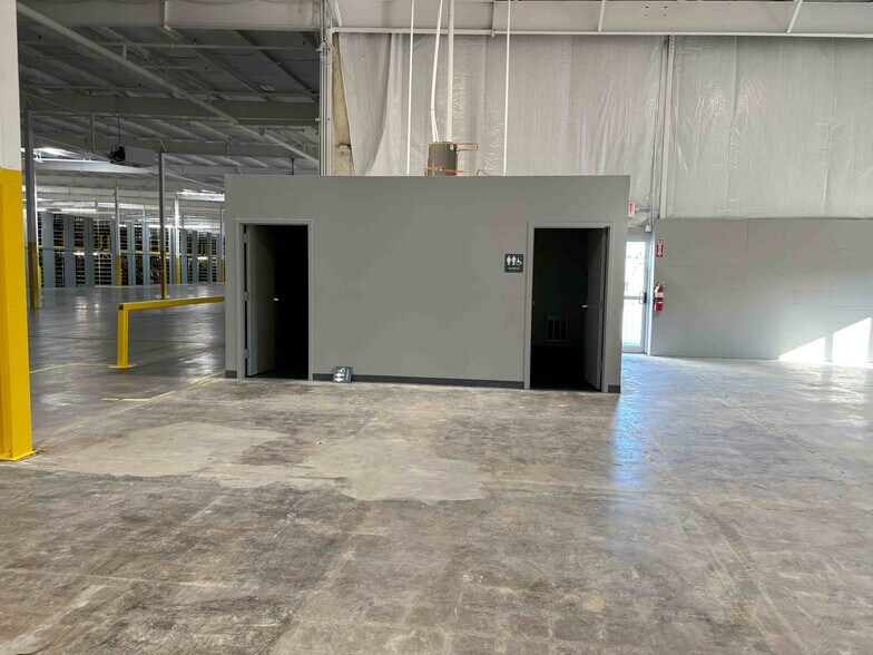 More Photos Of 423 Southgate Ct SW, Cedar Rapids Manufacturing For Lease