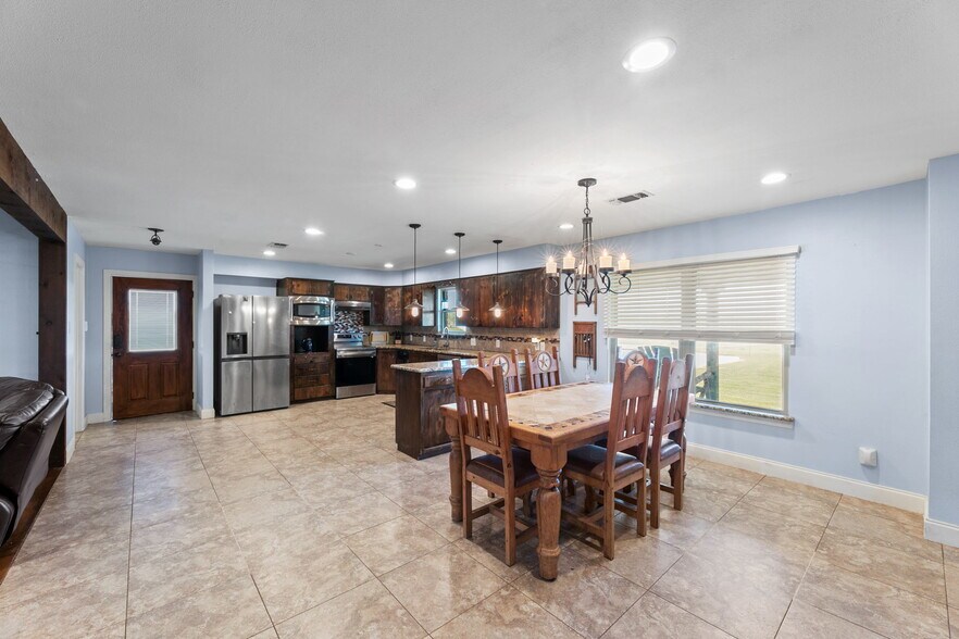 More Photos Of 5800 Curran Dr, Von Ormy Veterinarian Kennel For Sale